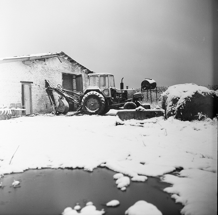 Трактор под снегом на нашем деревенском коровнике
