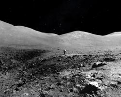 Поверхность Луны с американским астронавтом