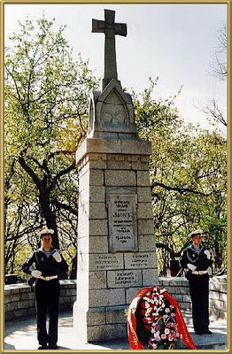 памятник нижним чинам крейсера "Варяг" на Морском кладбище Владивостока
