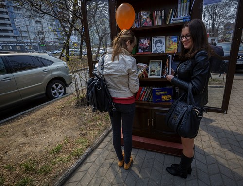 Книжные шкафы на улицах Владивостока