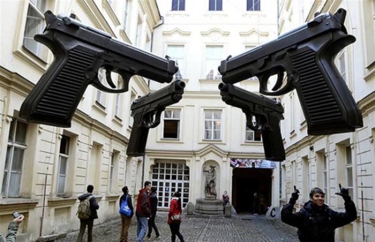  Арт-инсталляция Guns чешского художника David Cerny.