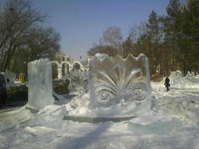 Противоположный конец страны, Хабаровск. Ледяные скульптуры. Тот, кто там часто бывал, уже к ним привык.