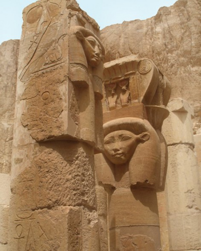 Хаторические колонны храма Хатшепсут в Дейр эль-Бахри