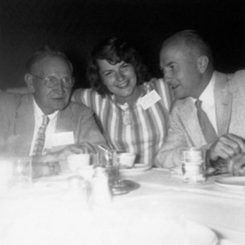 Роберт Хайнлайн с Э. Э. «Доком» Смитом и его дочерью Верной (Трестрайл) Смит, около 1960 года