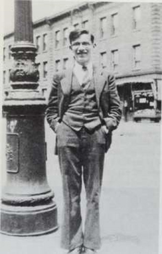  Айзек у кондитерского магазина на Декатур-стрит, 1934 г.