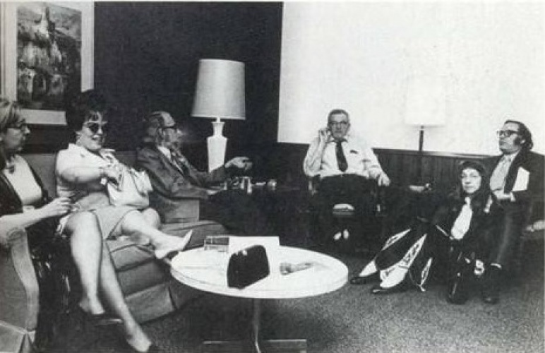  На ЛунаКоне-71, с лева на право — неопознанная женщина, Джуди-Линн дель Рей, Лестер Дель Рей, Джон В. Кэмпбелл, Джанет Джеппсон и Айзек
