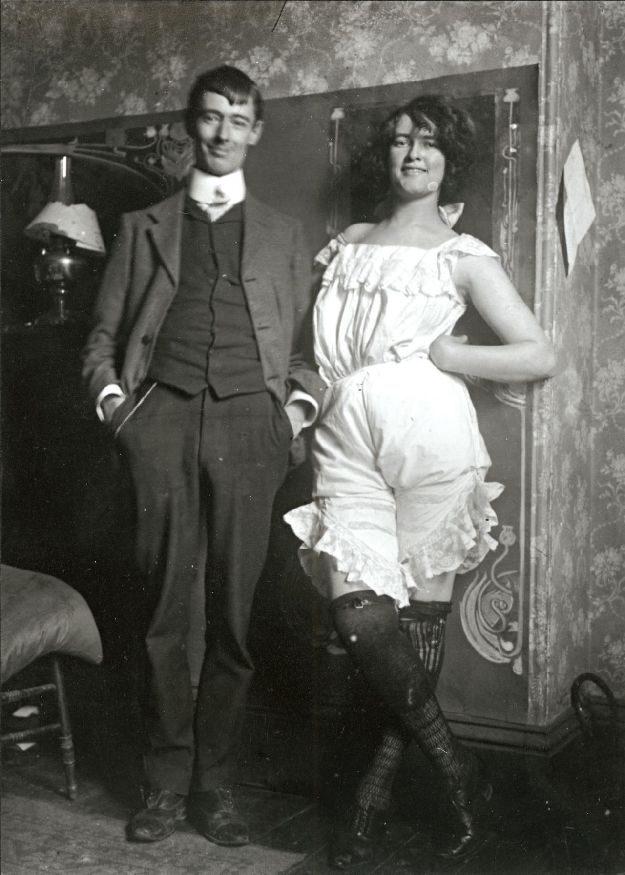 Норман Линдси и Роуз Соуди, студия на Бонд-стрит, 1909 год, желатин-серебряная фотография