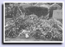 заваленная цветами могила Набокова