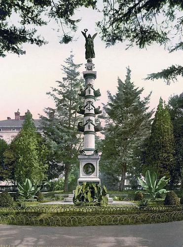 Монумент в честь Максимилиана — императора Мексики. Пола