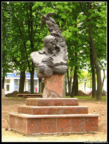 Памятник Короткевичу на его родине — в г. Орша
