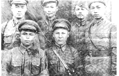 Кусеин Эсенкожоев (первый слева в верхнем ряду) с однополчанами на фронте, Калуга, 1941-год