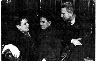 Кусеин Эсенкожоев с писателями А.Фадеевым и В. Гроссманом, Одесса, 1939 год