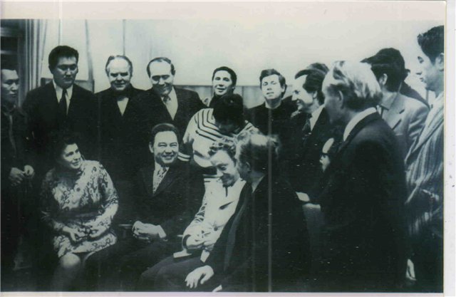Беганас Сартов (второй слева в верхнем ряду) предположительно на встрече советских писателей-фантастов с космонавтом Георгием Гречко