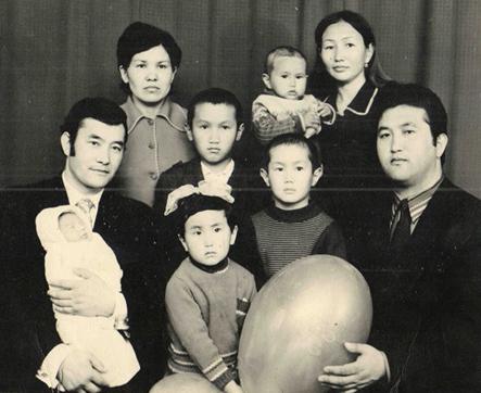 Беганас Сартов (крайний справа) со своей семьей