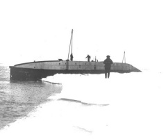 Дизельная подводная лодка "Наутилус" готовится поднырнуть под кромку ледового покрова. Хорошо видны полозья наверху корпуса