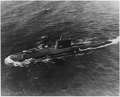 Атомная подводная лодка "Наутилус" в плавании. Именно ей суждено было первой добраться до Северного Полюса