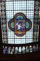 На крыше из витражного стекла надпись "Decus in Labore ", что означает "Смысл — в труде".