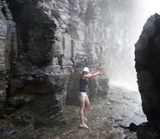 Пещера у основания водопада Elephant