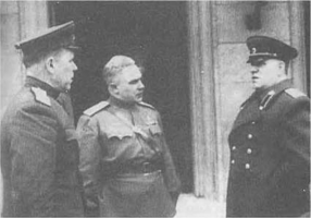 В Берлине: справа — Г.Жуков, слева — генерал Ф.Боков, посредине — Н.Берзарин (быть может, тот самый ремень?)