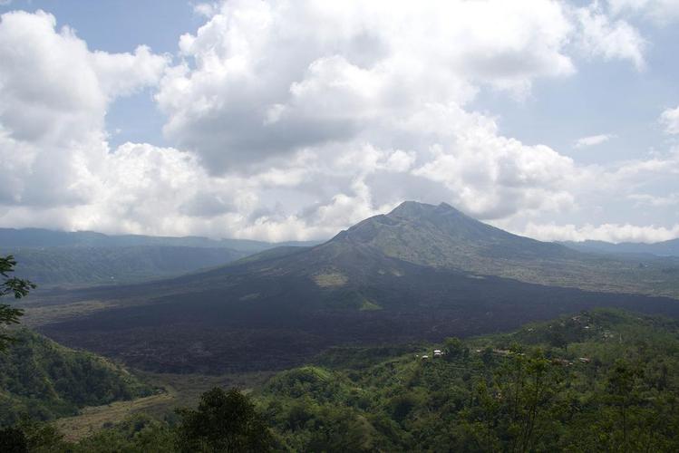 Действующий вулкан Кинтамани