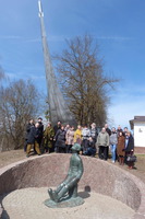 Участники конференции в Боровске у памятника Циолковскому