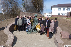 Участники конференции в Боровске у памятника Циолковскому