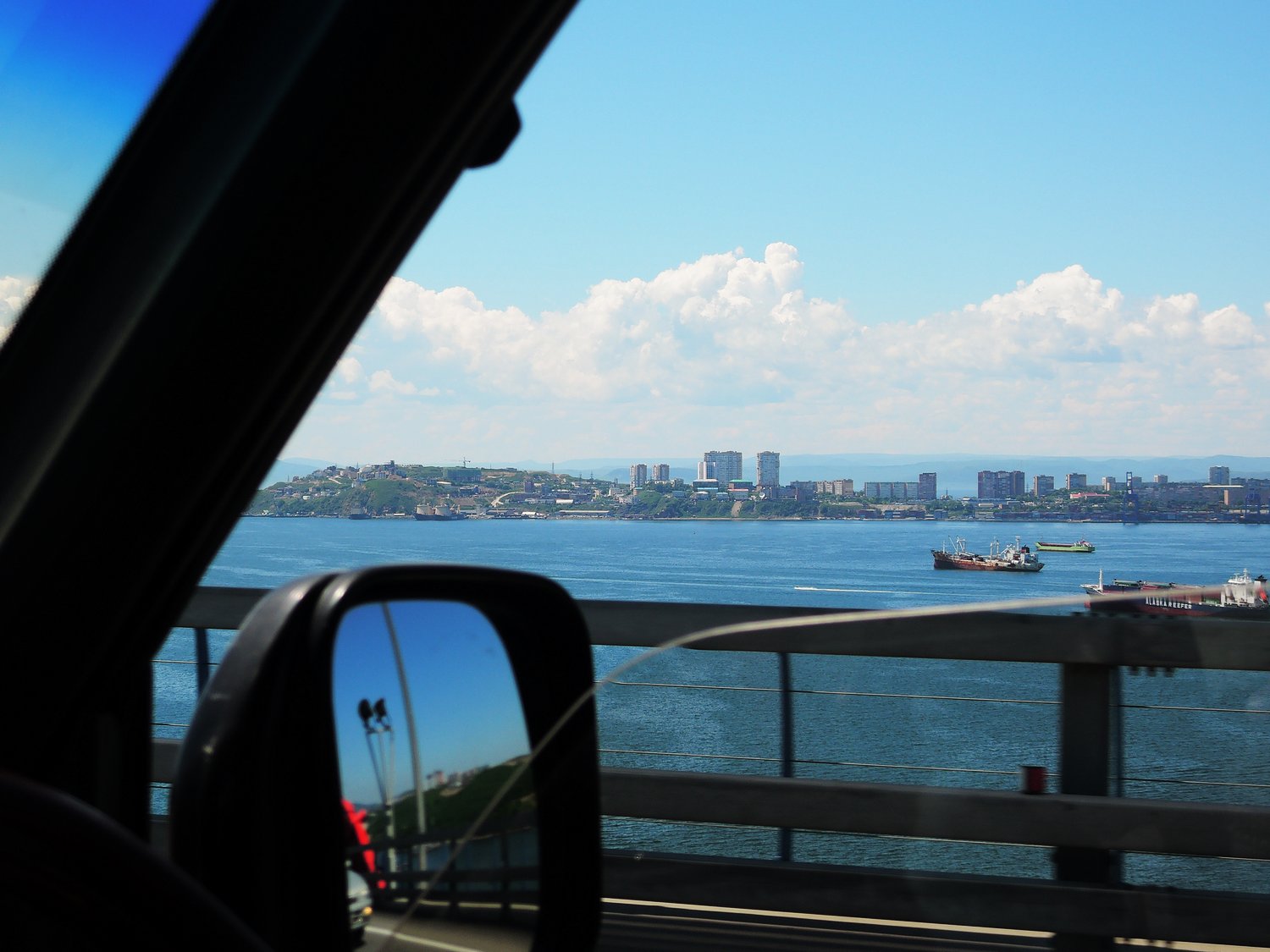 Мой любимый город: правый руль, мост и море