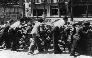 Рабочие на баррикадах. Барселона, 1936