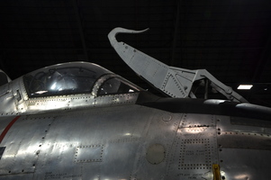 Истребитель сопровождения XF-85 Goblin, летал под крылом чудовищного реактивно-винтового бомбардировщика B-36 на том самом крюке.