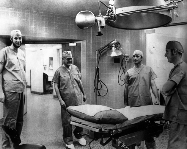 Снимок со съемочной площадки киноэкранизации романа 1971 года. Крайний слева — сам автор, снявшийся в фильме в эпизодической роли безымянного хирурга