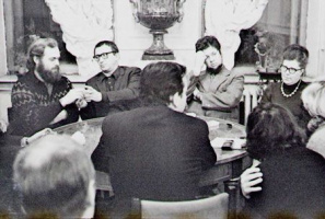  Лицом к зрителю слева направо: Святослав Логинов, Борис Стругацкий. Феликс Дымов и Ольга Ларионова. 1977