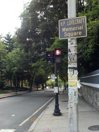 Табличка с указанием на Площадь Г. Ф. Лавкрафта, хотя, по факту, это обычный перекрёсток
