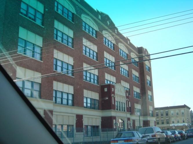 Здание PS 182, фото 2006 года