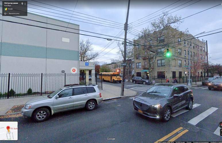  В доме № 751 по Саттер-авеню сегодня находится Зал Царства Свидетелей Иеговы, это бело-синие здание слева