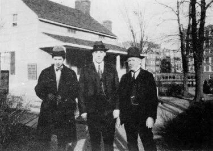  Фрэнк Белкнап Лонг, ГФЛ и Джеймс Ф. Мортон посещают коттедж По в Фордхэме, Нью-Йорк, 11 апреля 1922 года