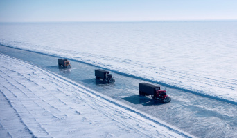 фильм снимали на настоящей ледяной дороге, часто во время снегопада и при температуре –40°C. 