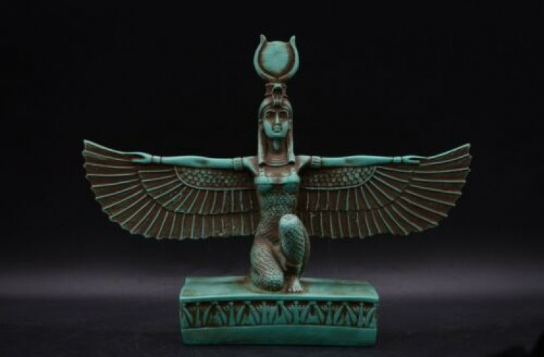 Стандартный египетский сувенир — статуэтка Изиды с крыльями.