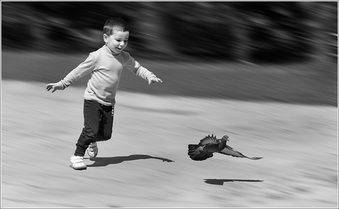 Детства детства детства это свет слушать. Детство бежит. Мальчик бежит. Детство уходит. Дети бегают за голубями.